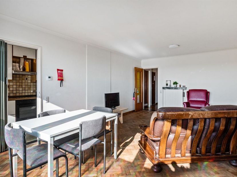 Op de vierde verdieping van een verzorgd gebouw met lift, gelegen aan de Ter Heydelaan in Deurne, bevindt zich dit aangename appartement met twee slaa