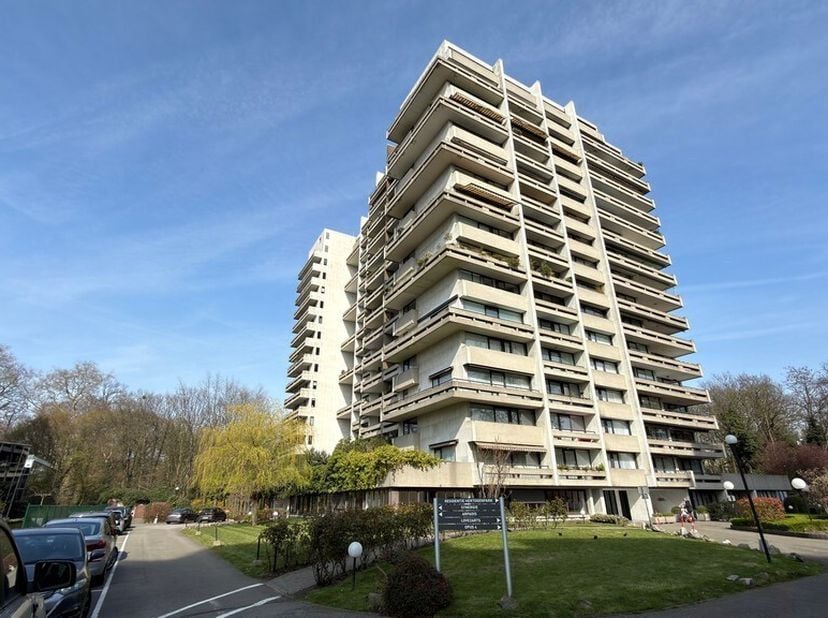 Découvrez ce bureau de plain-pied spacieux et prêt à emménager à vendre dans la résidence de standing Hertogenpark, entourée par le domaine verdoyant