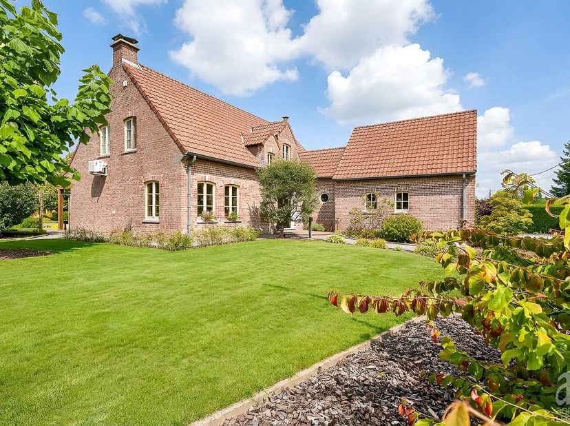 Agence Leclercq stelt u deze prestigieuze gezinswoning voor, met royale volumes, veel lichtinval en een groene omgeving. Gelegen in een rustige buurt,