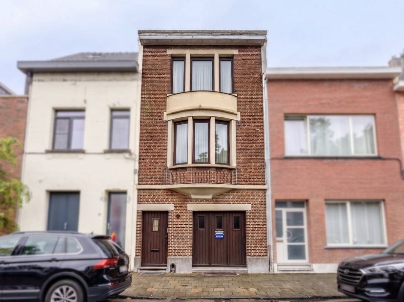 Indeling:<br />
<br />
Gelijkvloerse verdieping:<br />
- inkomhal<br />
- inpandige garage met draaipoort<br />
- polyvalente ruimte met aansluiting v