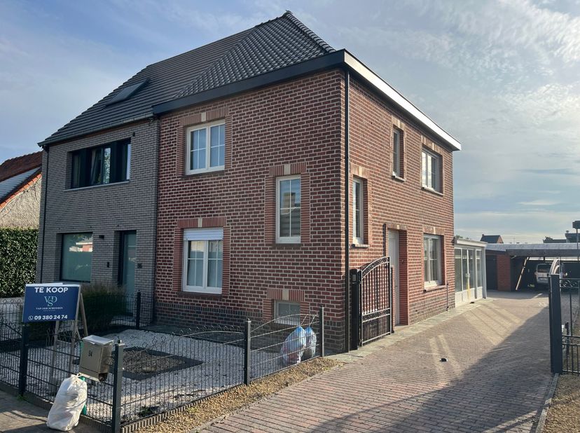 Deze woning biedt comfort en functionaliteit.<br />
Via de voordeur komt u binnen in de inkomhal, die enerzijds toegang geeft tot de leefruimte en and