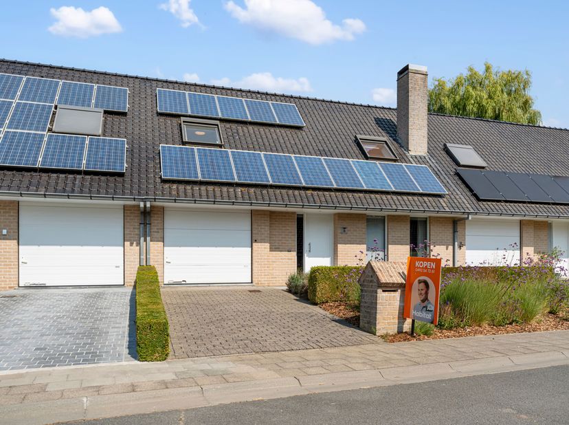 Deze rustig gelegen en goed onderhouden woning met 4 slaapkamers, garage, oprit en tuin wordt u te koop aangeboden aan de rand van het centrum Poperin