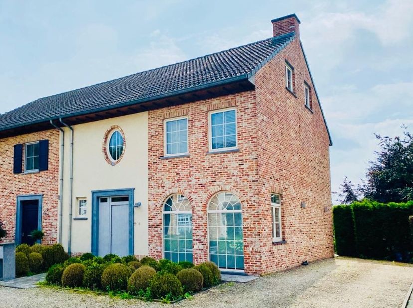 Deze woning is beschikbaar vanaf 1 augustus 2026!&amp;nbsp;<br />
<br />
Deze prachtig afgewerkte woning bevindt zich op de Heksenheide in Kuringen, een a