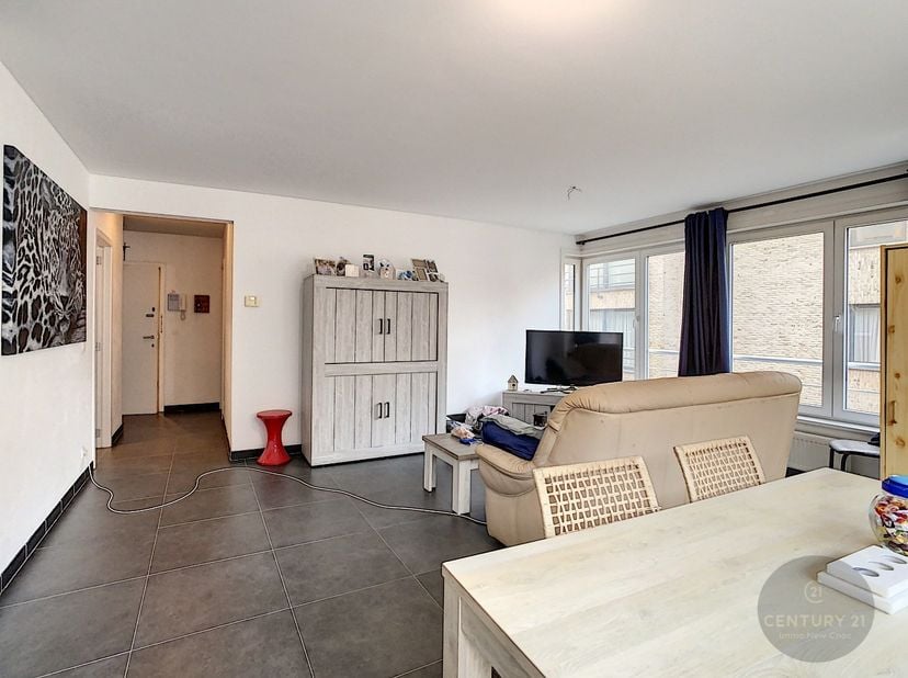 Instapklaar appartement in hartje Heist. Indeling van het appartement is als volgt: ruime woonkamer, volledig ingerichte open keuken, berging, slaapka