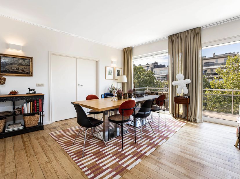 BARNES Brussel biedt dit prachtige appartement van 211 m² (volgens PEB), volledig gerenoveerd in 2018 met kwaliteitsmaterialen en zeer zorgvuldige afw