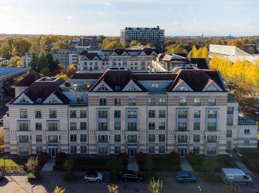 WOLUWE-SAINT-PIERRE, vlakbij het Dumonplein, mooi APPARTEMENT (2 slaapkamers/2 badkamers) van 117 m² woonoppervlakte met terras van +/- 20 m² op het z
