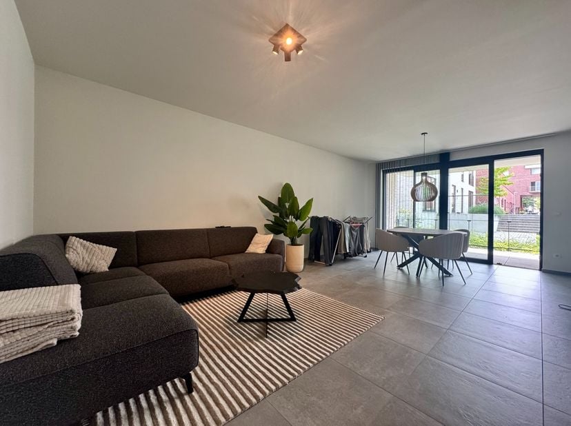 Modern en instapklaar<br />
Dit modern appartement in Maasmechelen beschikt over een inkomhal, een open keuken met leefruimte en een ruim terras, perf