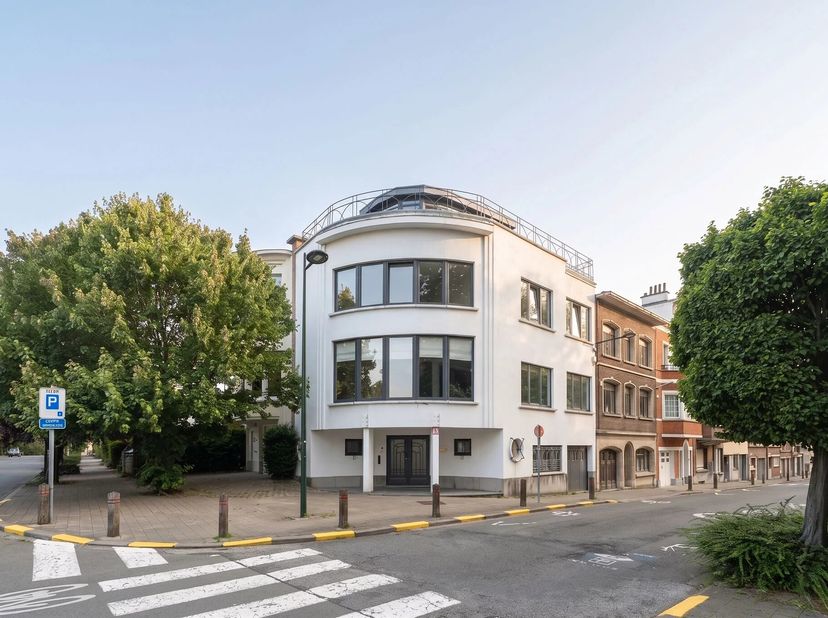 Victoire Junot presenteert u, in de buurt van het Montgomery-plein, in een groen en gewild residentieel gebied, dit uitzonderlijke Art Deco-stijl huis