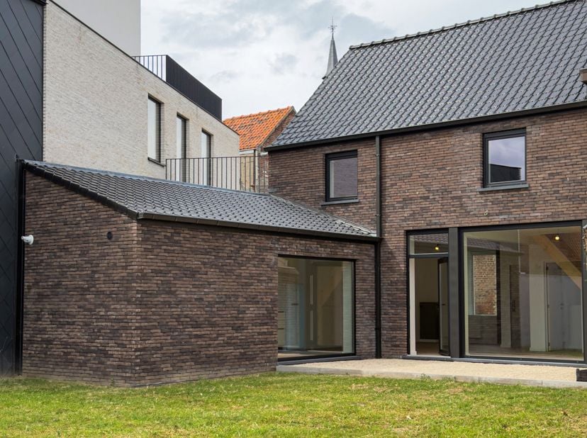 TE KOOP - ZONNIGE EN RUSTIGE WONING in HANDZAME - Pal in het centrum van Handzame, bevindt zich deze volledig gerenoveerde en instapklare woning.  All