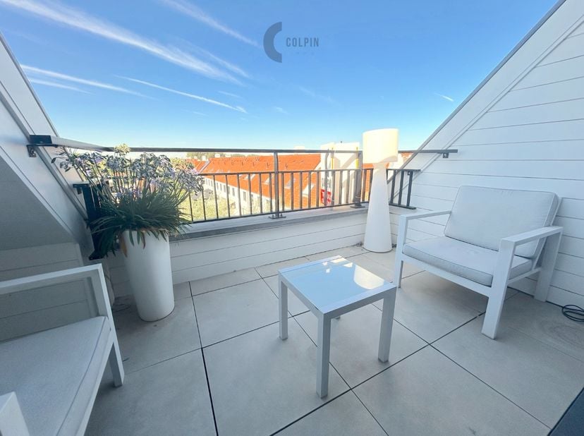 Lichtrijk duplex penthouse met 2 terrassen, 2 slaapkamers en ruime badkamer<br />
<br />
Ontdek dit recent duplex penthouse appartement te huur in de