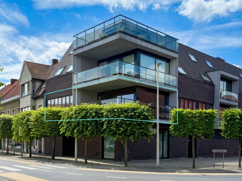 Perfect onderhouden en&amp;nbsp;instapklaar appartement op een topligging, pal aan het dorpsplein van Sleidinge.<br />
<br />
Dit ruime appartement, geleg