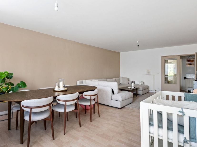 Ruim appartement (97m²) met 2 slaapkamers en terras op rustige en centrale locatie te Mortsel!<br />
<br />
Ligging: Gelegen in een rustige buurt te
