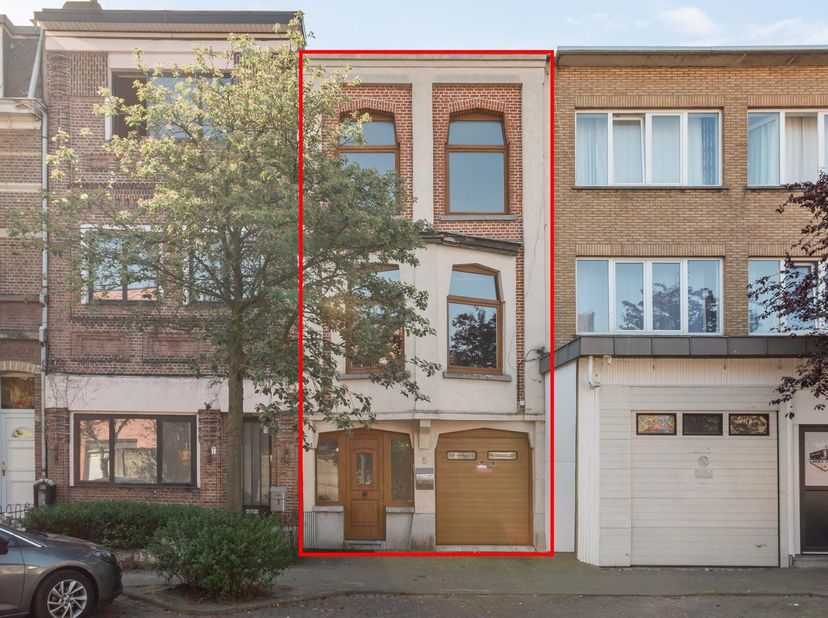 Bel-étage met stadstuin volledig te renoveren!<br />
<br />
Ligging: Dit renovatiepand is rustig maar centraal gelegen in een residentiële wijk nabi