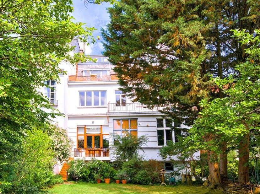 In een rustige straat achter het gemeentehuis van Ukkel ligt dit elegante huis uit het begin van de vorige eeuw, dat charmeert met zijn brede gevel va