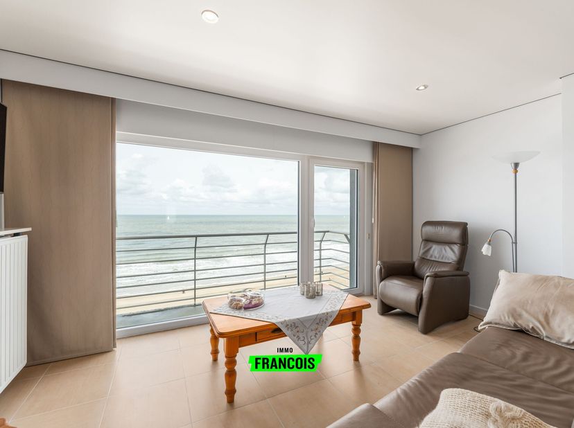 Dit opvallend lichtrijke appartement bevindt zich op de rustige kant van de Zeedijk van Blankenberge. Met fenomenaal zicht op het Oosterstaketsel, zee