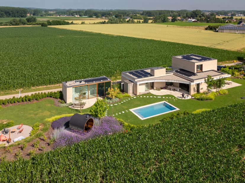 In een rustige en landelijke omgeving in Sint-Lievens-Houtem bevindt zich deze exclusieve nieuwbouwvilla (2024), waar hedendaagse architectuur, hoogwa