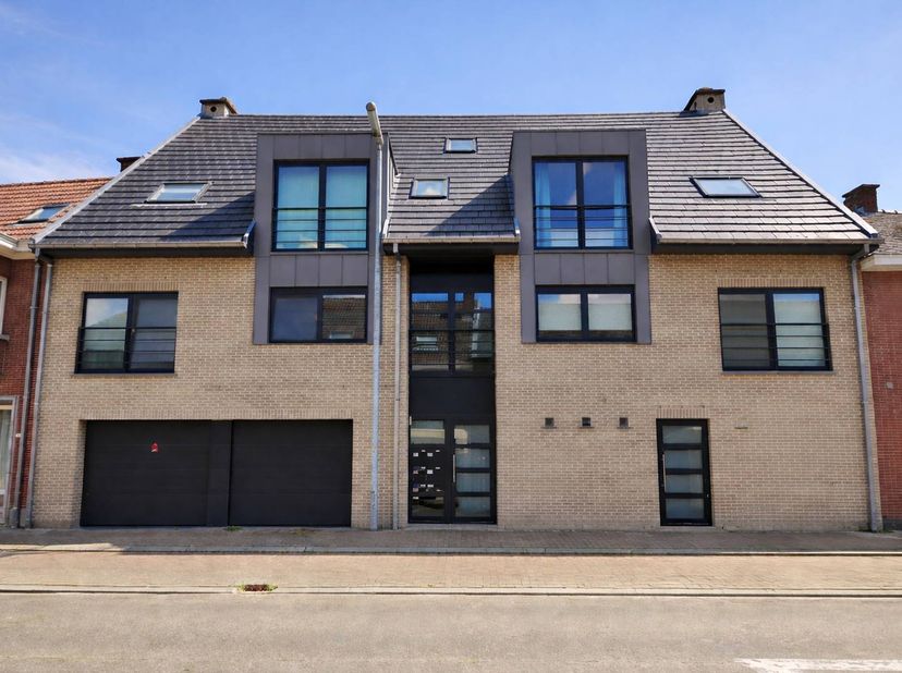 Zonnig appartement met kwalitatieve afwerking en ruim zonneterras<br />
<br />
Dit appartement bevindt zich op de eerste verdieping (zonder lift) van