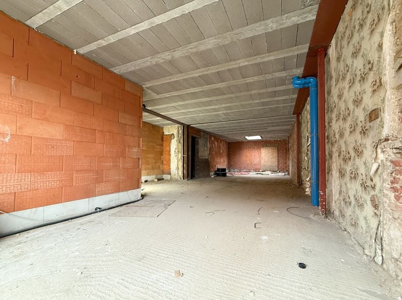 Vandaag nemen we je mee naar dit casco handelspand gelegen in het centrum van Oppuurs.<br />
Het pand zelf wordt casco aangeboden, wat betekent dat he