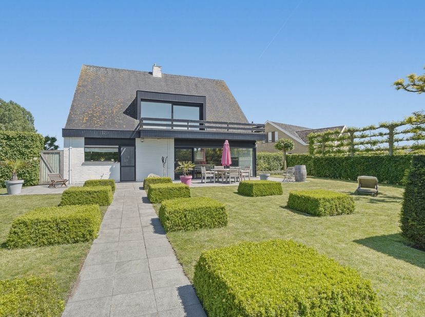 Rustig gelegen alleenstaande woning met prachtige tuin op een perceel van 980 m² in een residentiële woonwijk te Eernegem. Deze ruime gezinswoning bes