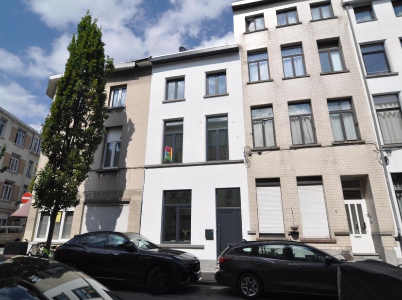 Dans le quartier très recherché de Zurenborg, découvrez cette maison de maître entièrement rénovée, calme et pleine de caractère. Construite vers 1890