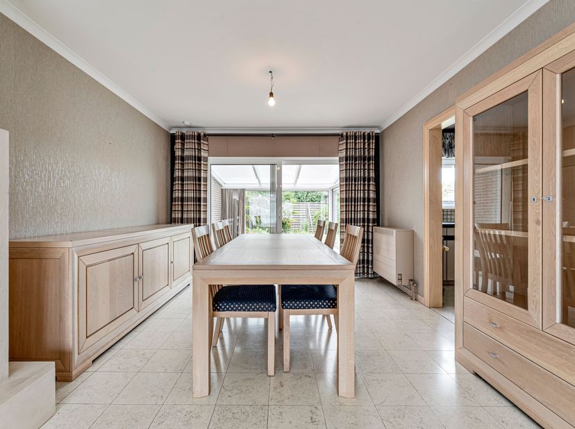 Woning met 3 ruime slaapkamers te huur in Menen!<br />
We komen binnen via de inkomhal met een gastentoilet. Daaruit gaan we verder naar de leefruimte