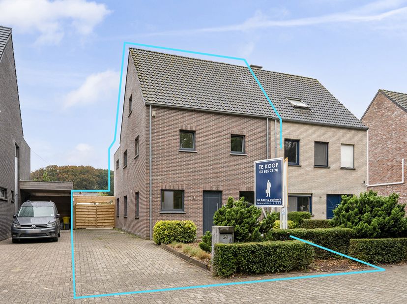 Ruime en lichtrijke gezinswoning met 3 slaapkamers, dressing bureau en aangename tuin<br />
 <br />
Deze verzorgde woning combineert een ruime en lich