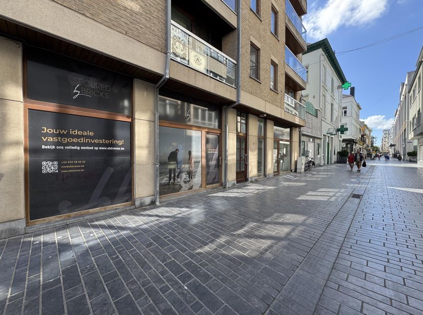Op een goede en centrale locatie in Oostende, tussen de Kapellestraat en de Groentemarkt, staat dit veelzijdige handels- en kantoorpand te huur. Dankz