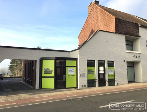                                         Bureaux à louer à Anzegem, € 775
