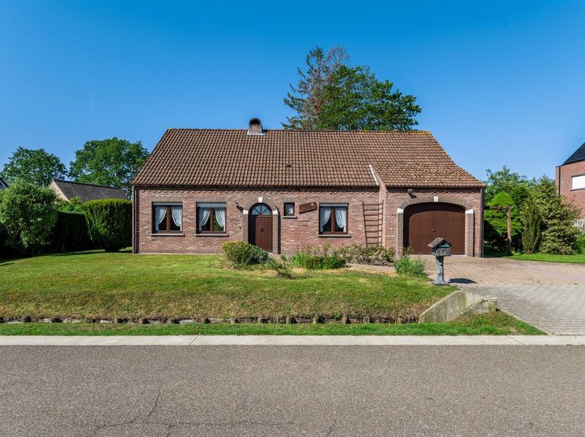Te renoveren woning met 3 slaapkamers op 1.380m²<br />
Ligging<br />
De woning is rustig gelegen in een verkeersluwe straat. Winkels, scholen en ander