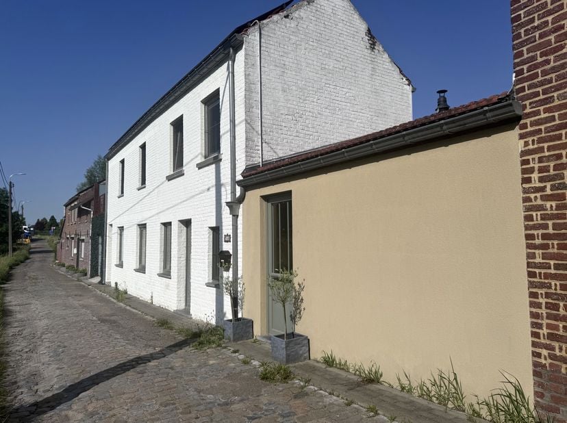Droom je van rustig wonen in een groene omgeving, omringd door natuur en toch met alle voorzieningen binnen bereik? Dan is deze gezellige woning in de