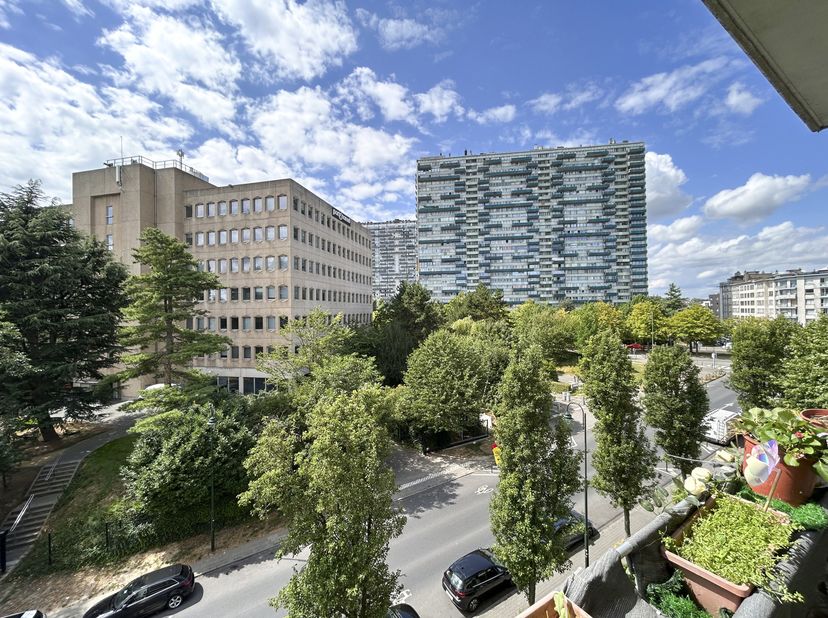 Situé dans un quartier agréable et relativement calme (à proximité des avenues Mettewie et Edmond Machtens ainsi que du parc du Scheutbos), nous vous