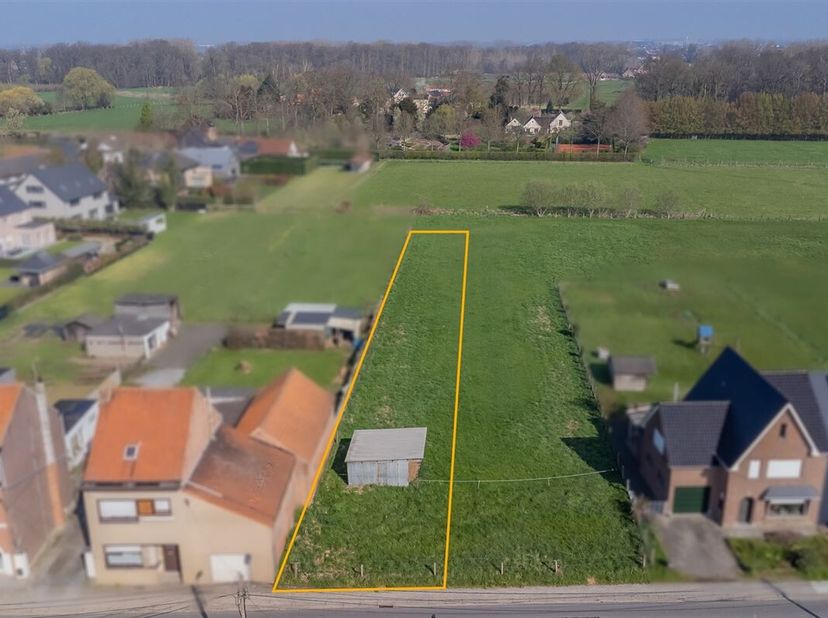 Bouwgrond voor halfopen bebouwing (5a 01ca) met landelijk uitzicht te Humbeek! Bouwvoorschriften: voorgevelbreedte 7,75m - bouwdiepte gelijkvloers 15m