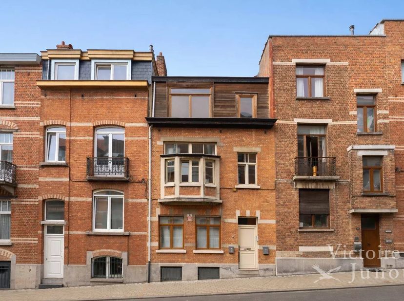 Dubbelzijdig penthouse<br />
Mooie ontvangstruimtes ± 45 m² exotisch hout met grote lamel, op maat gemaakt televisiemeubel<br />
Amerikaanse super ing
