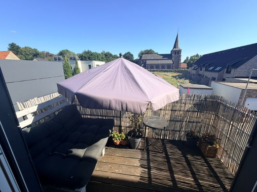 --- NIEUW --- Ruim 2-slaapkamerappartement met zonnig terras op rustige ligging in Lemberge!<br />
<br />
