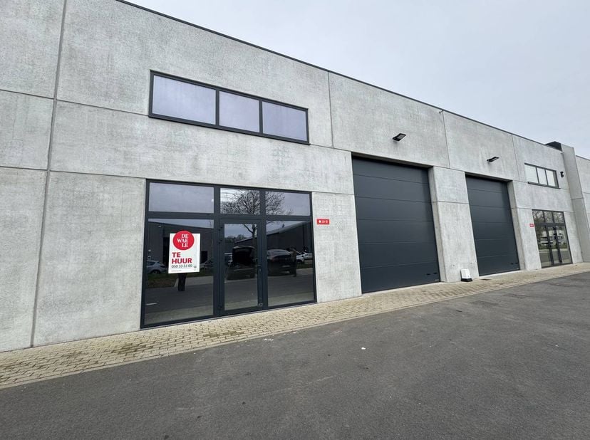 Propriétés de la propriété :<br />
*Une hauteur libre de 6,2 mètres, qui offre la possibilité d'une mezzanine (stock supplémentaire ou bureau).<br />