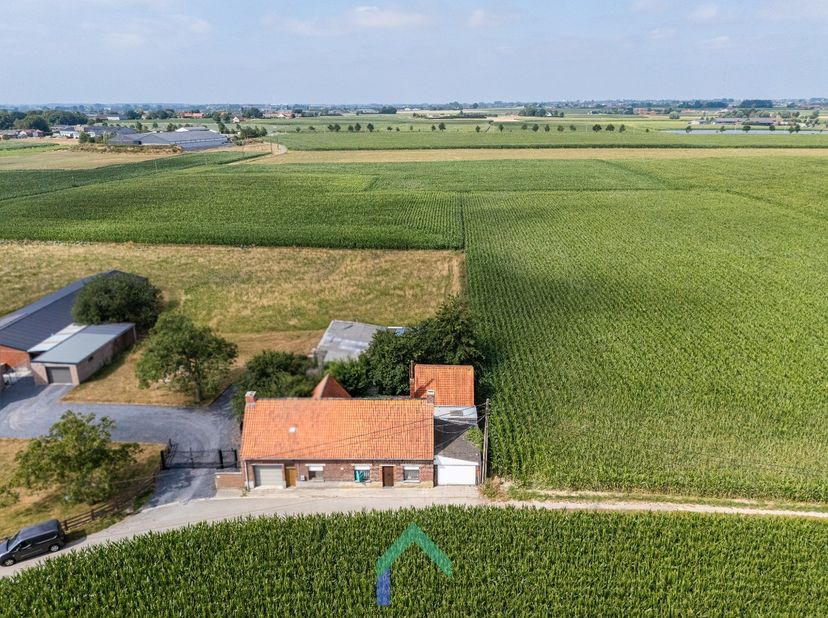Ligging <br />
Deze halfopen bebouwing is gelegen in de Hooitstraat 6 te Tielt, op een bijzonder rustige en landelijke locatie. De woning bevindt zich