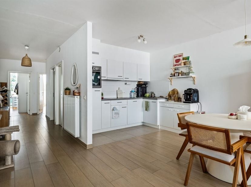 Instapklaar appartement met 2 slaapkamers, terras en autostaanplaats!<br />
Ligging<br />
Dit appartement is gelegen in de rustige Frieslandstraat in