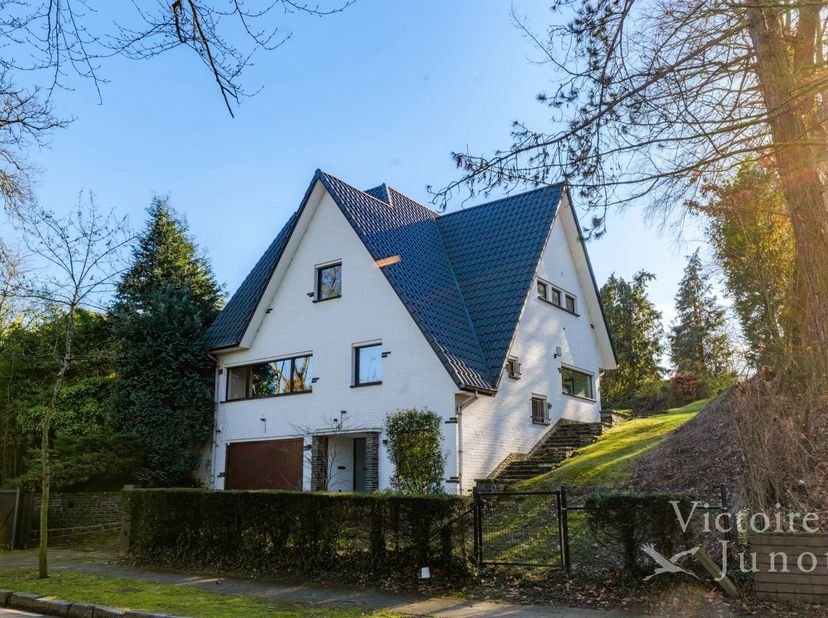 In de prestigieuze wijk Prince d'Orange, prachtige 4-gevel villa met een totaal bruto vloeroppervlak van ca. 300 m² en tuin op het zuiden op een perce
