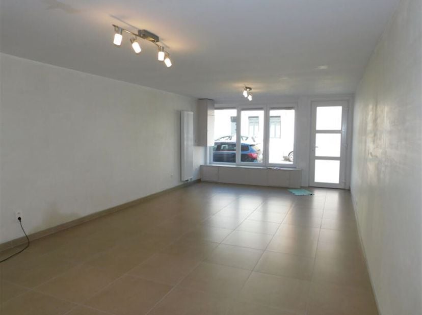 Maison dhabitation (3 ch. avec cour) au centre de Leuze-en-Hainaut, à 500 mètres de la gare.<br />
Le bien offrant une superficie habitable de +/- 146