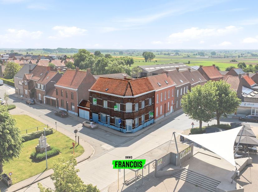 Op zoek naar een ruime woning te koop in Nieuwkerke met tal van mogelijkheden? Deze karaktervolle hoekwoning in Heuvelland biedt maar liefst 307 m² be