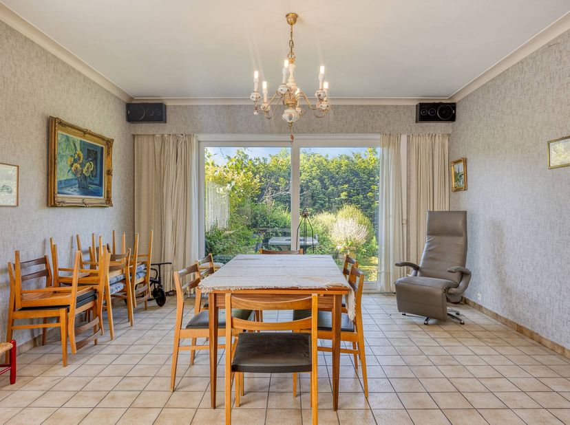 Deze gezinswoning met vijf slaapkamers bevindt zich op een toplocatie in een groene en rustige omgeving nabij Roeselare. Scholen, winkels en belangrij