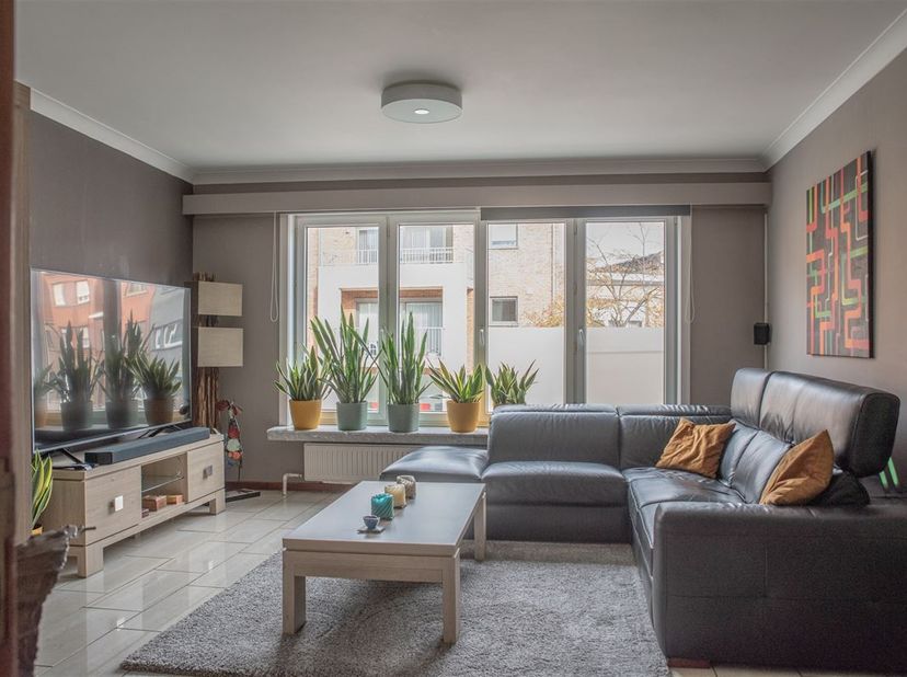 Ideaal gelegen appartement in het centrum van Boom. Winkels en openbaar vervoer in de nabijheid. Op het gelijkvloers is een grote garage/berging van o