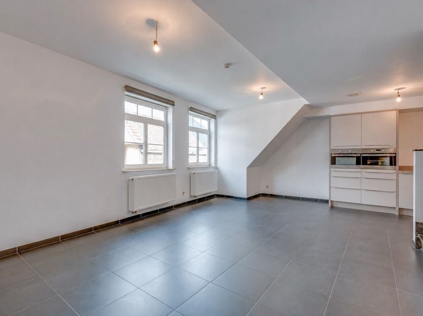 Dit centraal gelegen, energiezuinig duplex- appartement werd recentelijk en met oog voor detail en perfectie gebouwd en ligt op een steenworp van de M