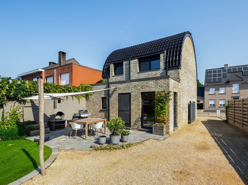 Maison prête à emménager avec 3 chambres et un jardin à Herenthout<br />
<br />
La maison date de 1948, mais elle a été rénovée pour répondre aux norm