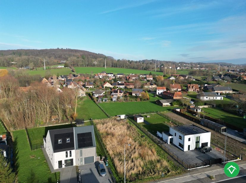 In het pittoreske stadje Ronse is een prachtig stuk grond te koop met een perceeloppervlakte van 1243 m². Deze ruime grond biedt een scala aan mogelij