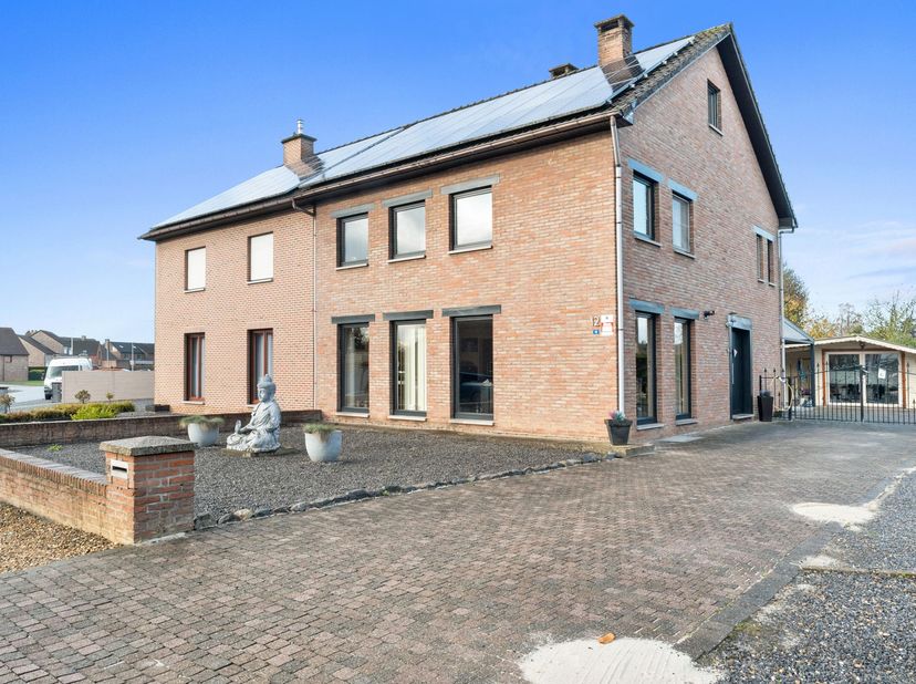 Deze ruime en energiezuinige gezinswoning is rustig gelegen in een gegeerde woonwijk in Rekem. Dankzij de centrale ligging bereik je vlot Maasmechelen