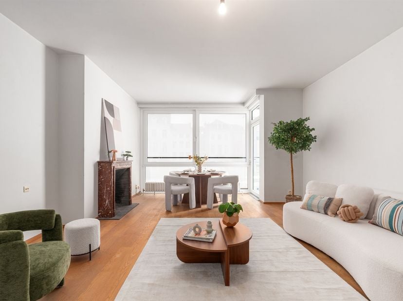 Dit ruim appartement geniet een fenomenaal zicht op de Gentse binnenwateren (Leie) en is gesitueerd in het hart van de stad, op een toplocatie naast h
