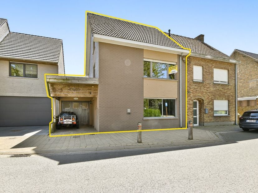 Deze gezinswoning biedt een uitstekende basis voor wie op zoek is naar een woning met ruimte, potentieel en vooral een heerlijke tuin om volop van het