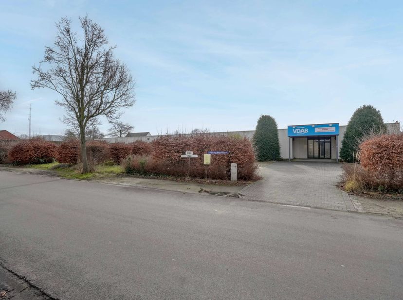 Op een strategische locatie in de industriezone van Sint-Truiden bevindt zich dit functioneel magazijn aan de Nijverheidslaan 5190. Dankzij de vlotte