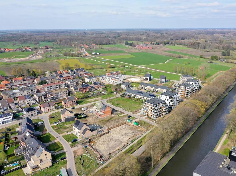 Bent u benieuwd naar de nieuwe en laatste fase van Batalo ?<br />
<br />
Batalo IV is wonen in alle rust vlak aan de gezellige jachthaven en langs het